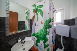 Shower, hair dryer, towels, soap - Dream House Ivana & Toni (Gradac)