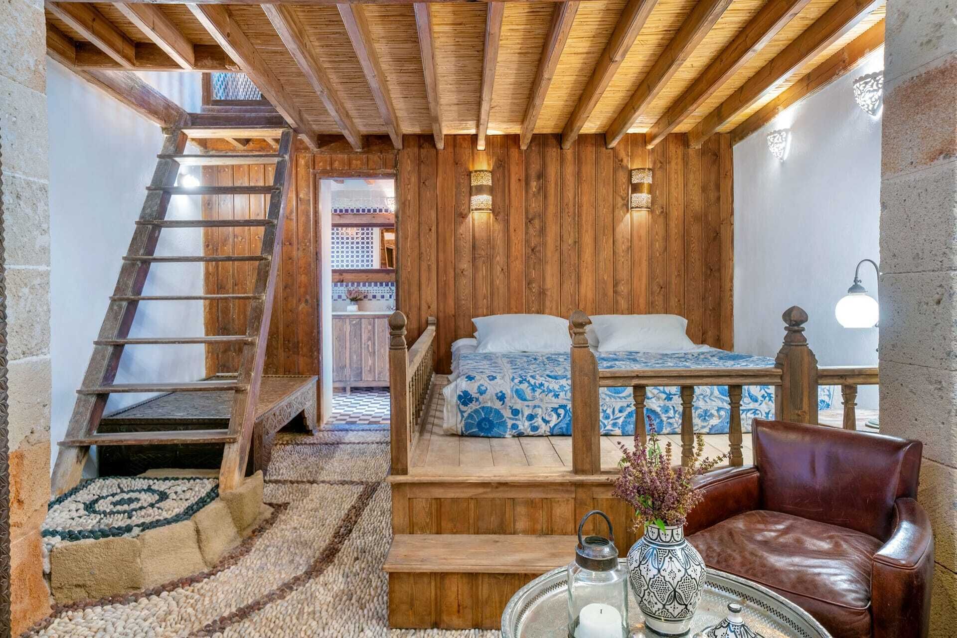 Tabla de planchar con plancha, wifi gratis y ropa de cama 