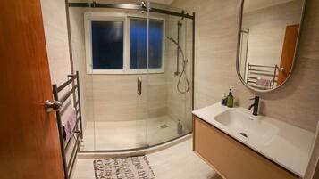 Douche, sèche-cheveux, bidet, savon