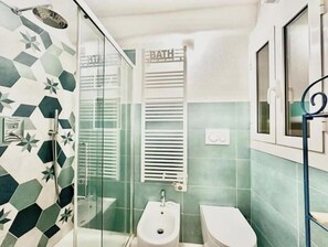 Shower, hair dryer, bidet, towels - Vrbo Property (Finale Ligure)