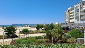 Ein Küstenhotel mit Strandblick, Außenbereich und einem modernen Gebäude mit Balkonen.