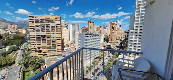 A cityscape with high-rise buildings, a clear sky, and a balcony with a white toilet. - FLECHA (3 BEDROOMS) (Benidorm)