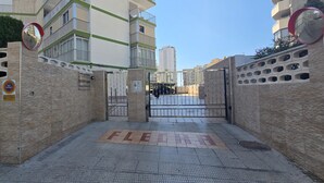 A gated entrance with a tiled floor marked 'FLE' and a sign indicating 'VENDO' and 'VENDO IN 24 HRS.' - FLECHA (3 BEDROOMS) (Benidorm)