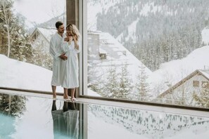 Indoor pool, open 11:00 AM to 7:00 PM, pool umbrellas, pool loungers - Hotel Zirbenhof (Hochfügen)