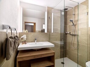 Family Suite, Mountain View | Bathroom - Hotel Zirbenhof (Hochfügen)