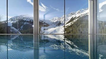 Indendørs pool, åben fra kl. 11.00 til kl. 19.00, parasoller, liggestole