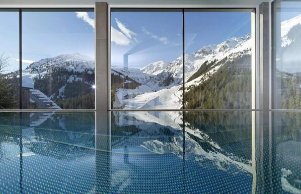 Indoor pool, open 11:00 AM to 7:00 PM, pool umbrellas, pool loungers - Hotel Zirbenhof (Hochfügen)
