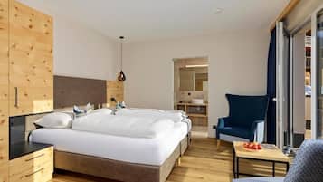 Suite junior, vistas a la montaña | Caja fuerte, wifi gratis, ropa de cama