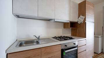 Frigorífico, microondas, horno y placa de cocina