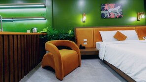 Suite monolocale Deluxe, balcone, vista città | Una scrivania, Wi-Fi gratuito