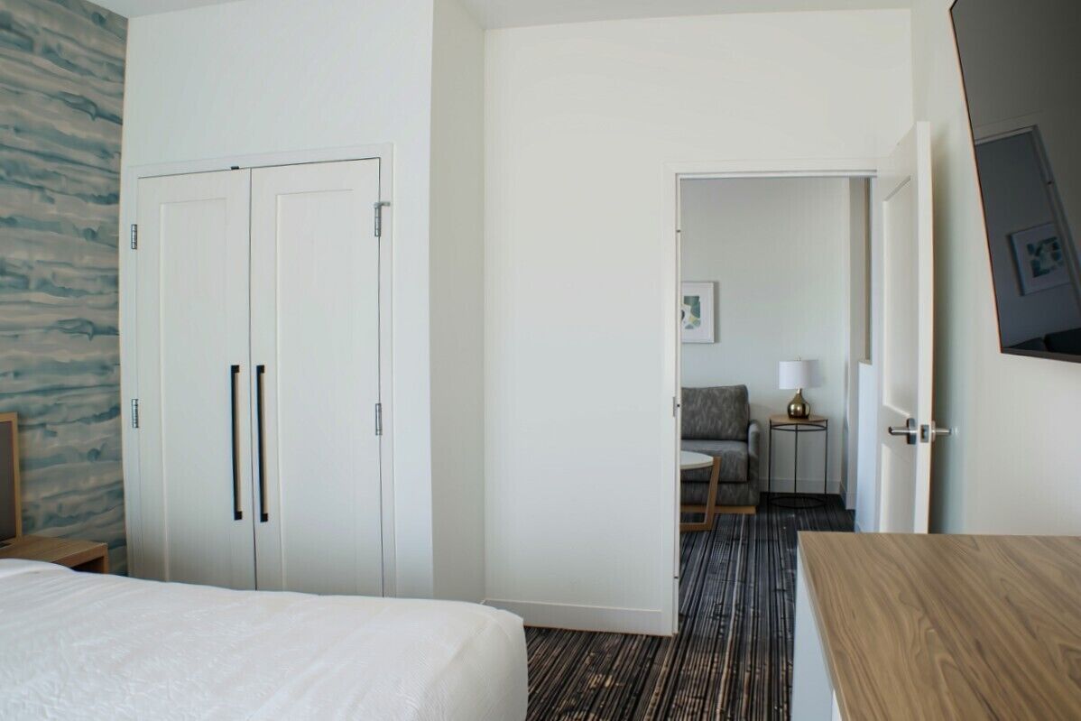 Desk, cribs (free), WiFi (free), bed sheets