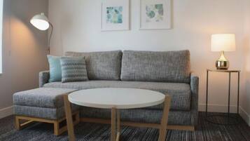 Escritorio, cunas gratuitas, wifi gratis y ropa de cama