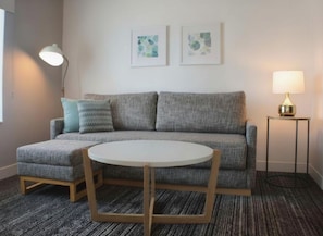 Escritorio, cunas gratuitas, wifi gratis y ropa de cama