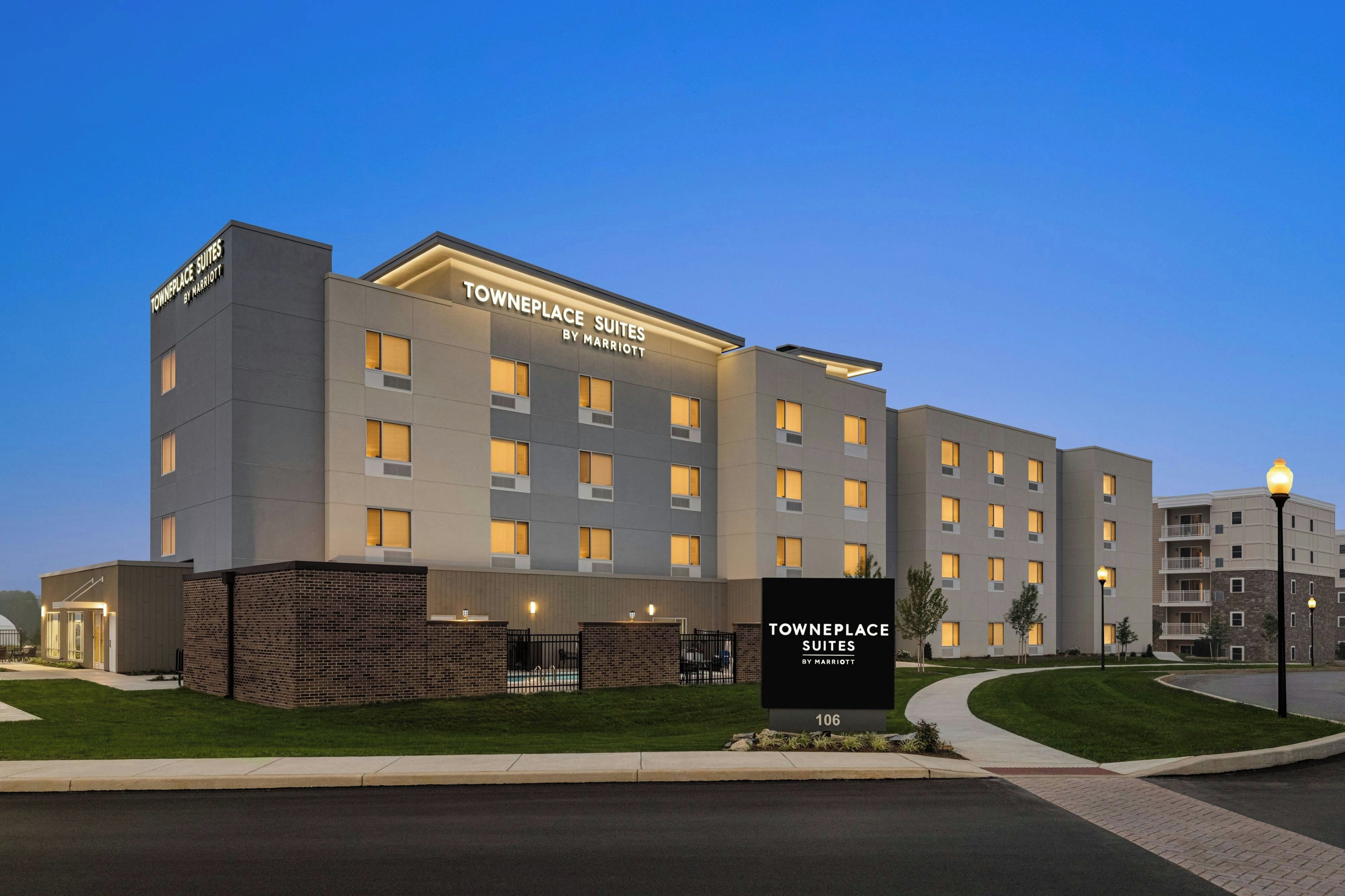 Un hotel de varios pisos con un letrero que indica que es un TownePlace Suites by Marriott.