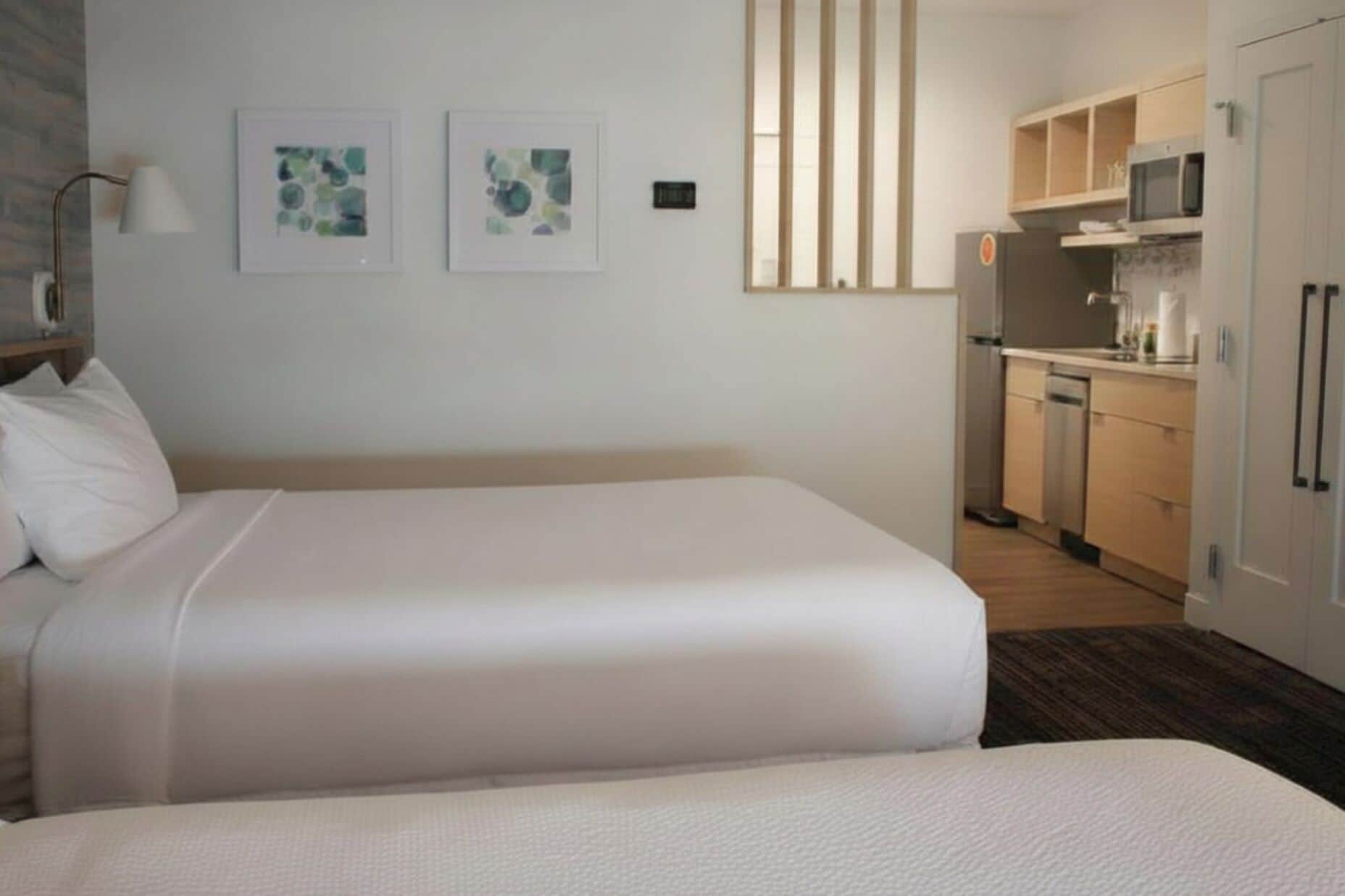 Escritorio, cunas gratuitas, wifi gratis y ropa de cama 