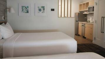Escritorio, cunas gratuitas, wifi gratis y ropa de cama