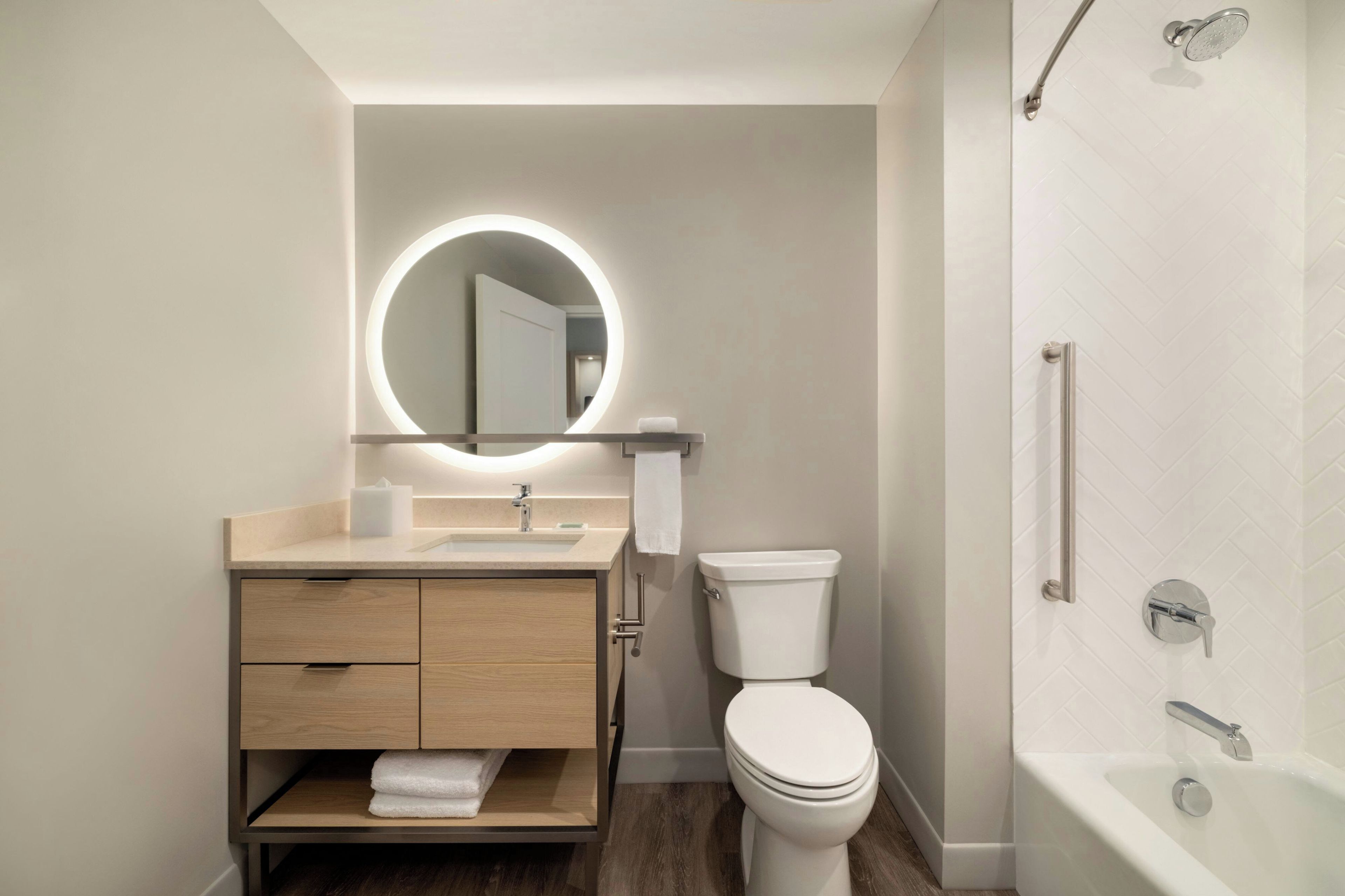 Un baño moderno con inodoro, lavabo y ducha.