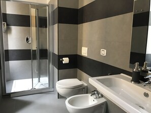 Ducha, secador de pelo, bidet, toallas