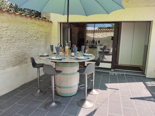 Between river and town center - air-conditioned - 2 WCs - enclosed courtyard