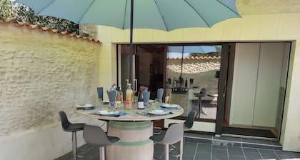 Between river and town center - air-conditioned - 2 WCs - enclosed courtyard