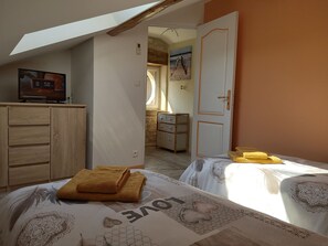 Tabla de planchar con plancha, wifi y ropa de cama