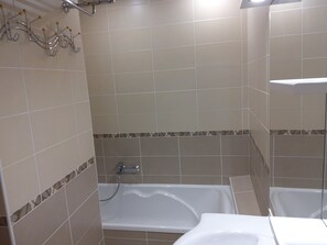Bruser, hårtørrer, håndklæder, Toiletpapir