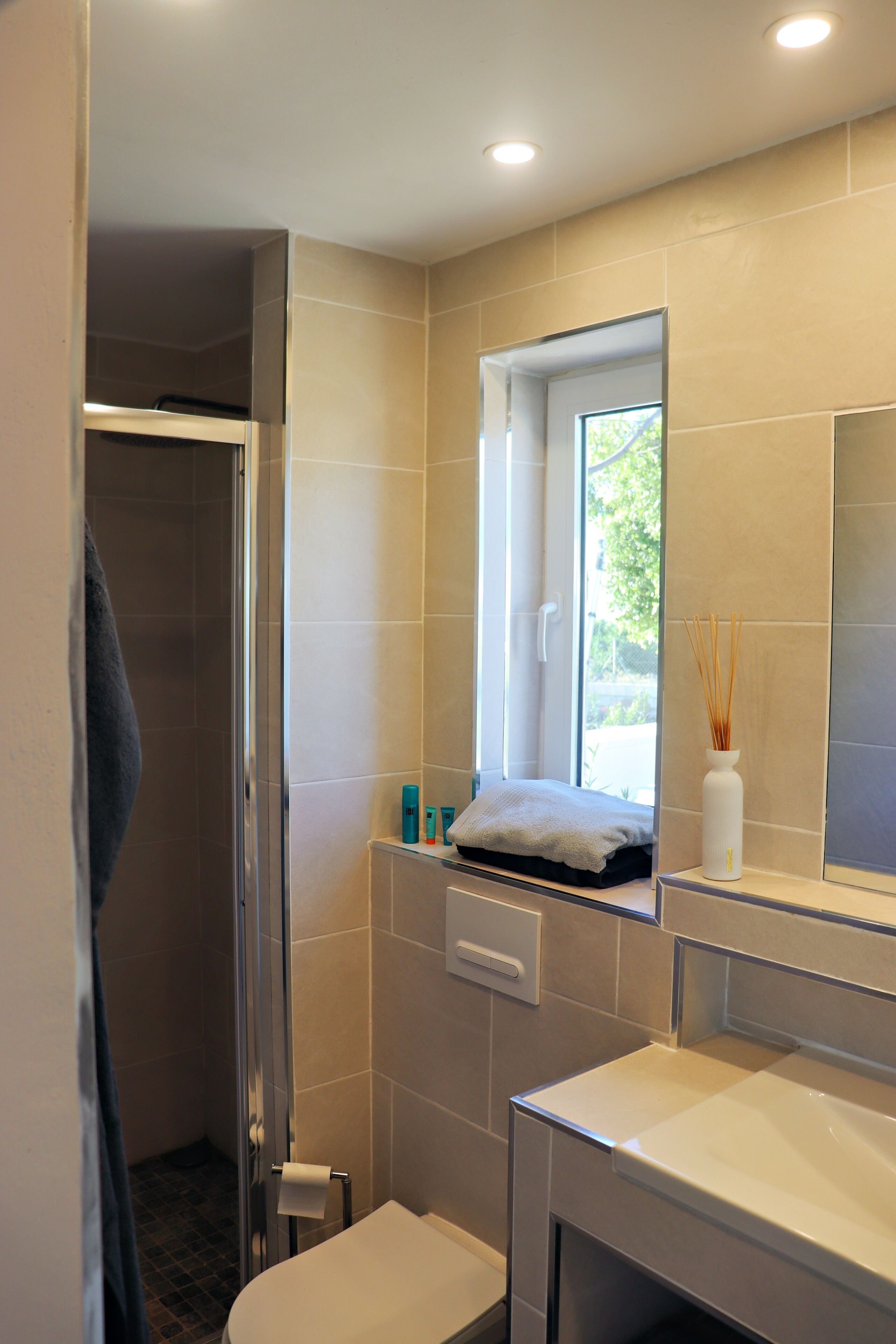 Douche, sèche-cheveux, serviettes fournies, savon