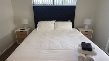 Tabla de planchar con plancha, wifi y ropa de cama