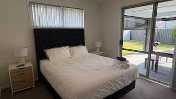 Tabla de planchar con plancha, wifi y ropa de cama