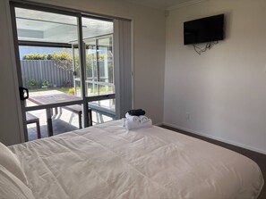 Iron/ironing board, WiFi, bed sheets