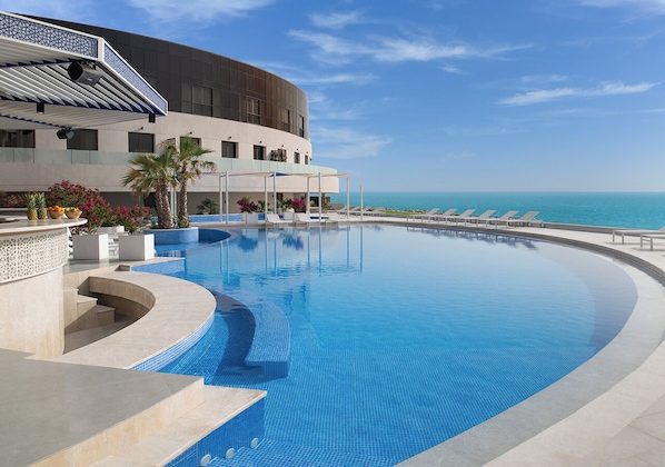 Piscine extérieure, parasols, chaises longues