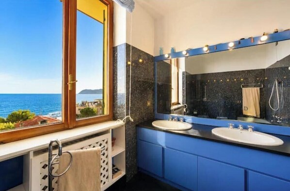 Doccia, asciugacapelli, bidet