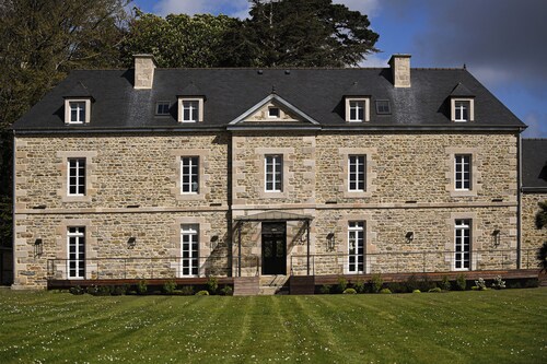 Dans les Côtes-d’Armor, sur le Trieux,
Manoir du 19e siècle entièrement rénové