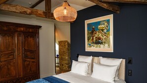 9 soverom, skrivebord, strykejern/-brett og reiseseng for barn