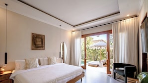 Un dormitorio con cama, mesita de noche, silla y vistas al exterior.