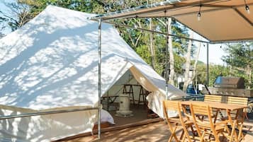 Habitación con 2 camas individuales | Restaurante al aire libre