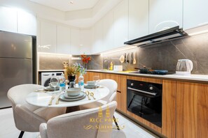 Premium One Bedroom+1 KLCC Park View | Cozinha privada | Geladeira grande, fogão, cooktop, torradeira