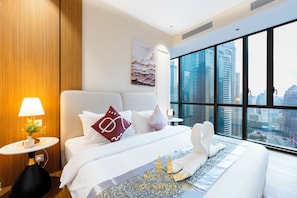 Egyptian cotton sheets, premium bedding, down duvets, desk - Jewel Oxley by KLCC Park Suites (Kuala Lumpur)