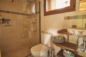 Secadora de cabello, toallas, jabón, papel de baño 