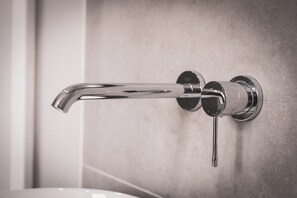 Shower, hair dryer, towels, toilet paper - Vrbo Property (Eu)