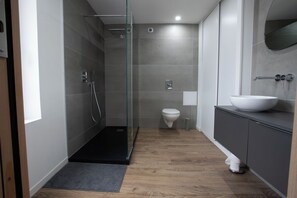Shower, hair dryer, towels, toilet paper - Vrbo Property (Eu)