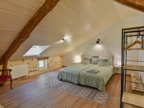 4 slaapkamers, een strijkplank/strijkijzer, gratis wifi, beddengoed