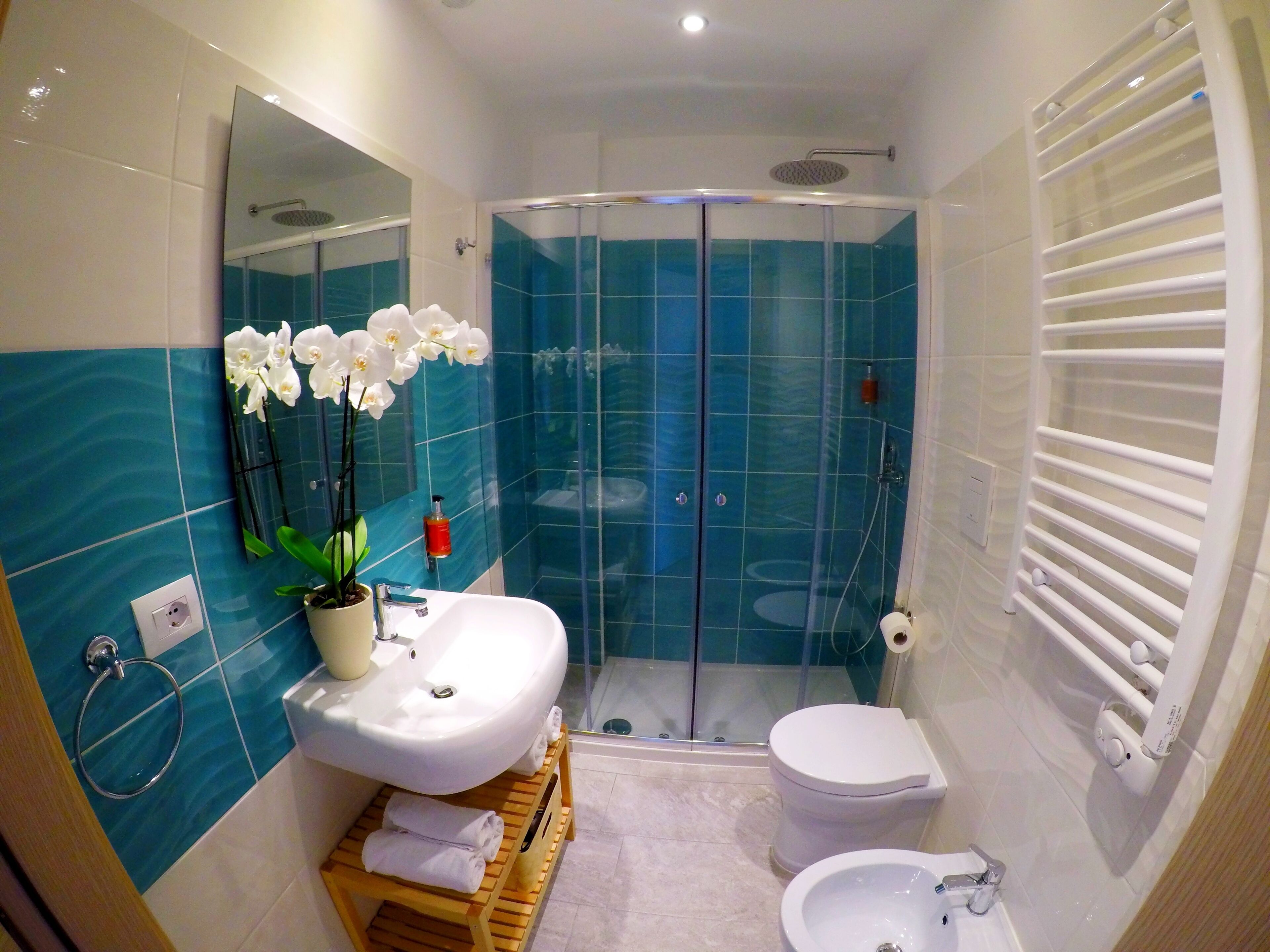 Chambre Double Confort, vue ville | Salle de bain | Douche, sèche-cheveux, serviettes fournies, savon