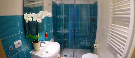 Kahden hengen comfort-huone, kaupunkinäköala | Kylpyhuone | Suihku, hiustenkuivaaja, pyyhkeet, saippua