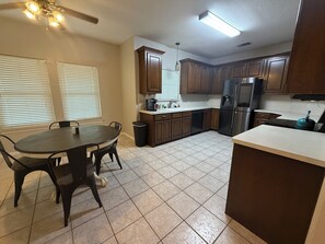 Private kitchen - The Big Papa House Spacious 4 bedroom on an acre + with EV charging (Waxahachie)