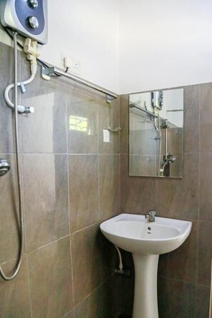Bathroom - Lakeside Villa (Anuradhapura)