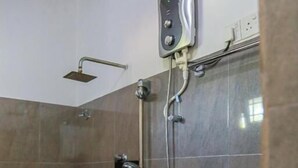 Un baño con ducha, inodoro y lavabo.