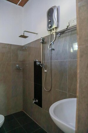Deluxe Room, Garden View | Bathroom | Bidet