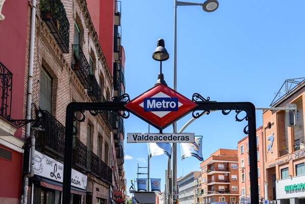 A street sign indicating 'Metro Valdeacederas' with a red diamond shape and a blue background. - (SDB1L1) 1 bedroom apartment in Tetuán, Madrid (Madrid)