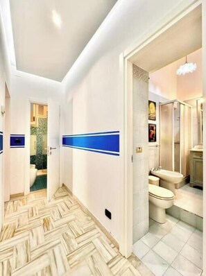 Shower, hair dryer, bidet - Vrbo Property (Finale Ligure)